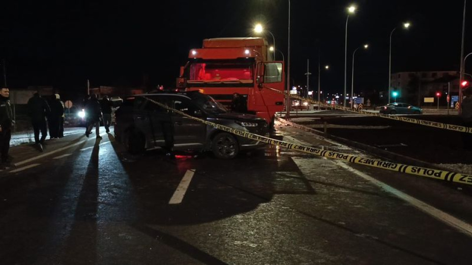 TIR ile otomobil çarpıştı: 1 ölü, 6 yaralı