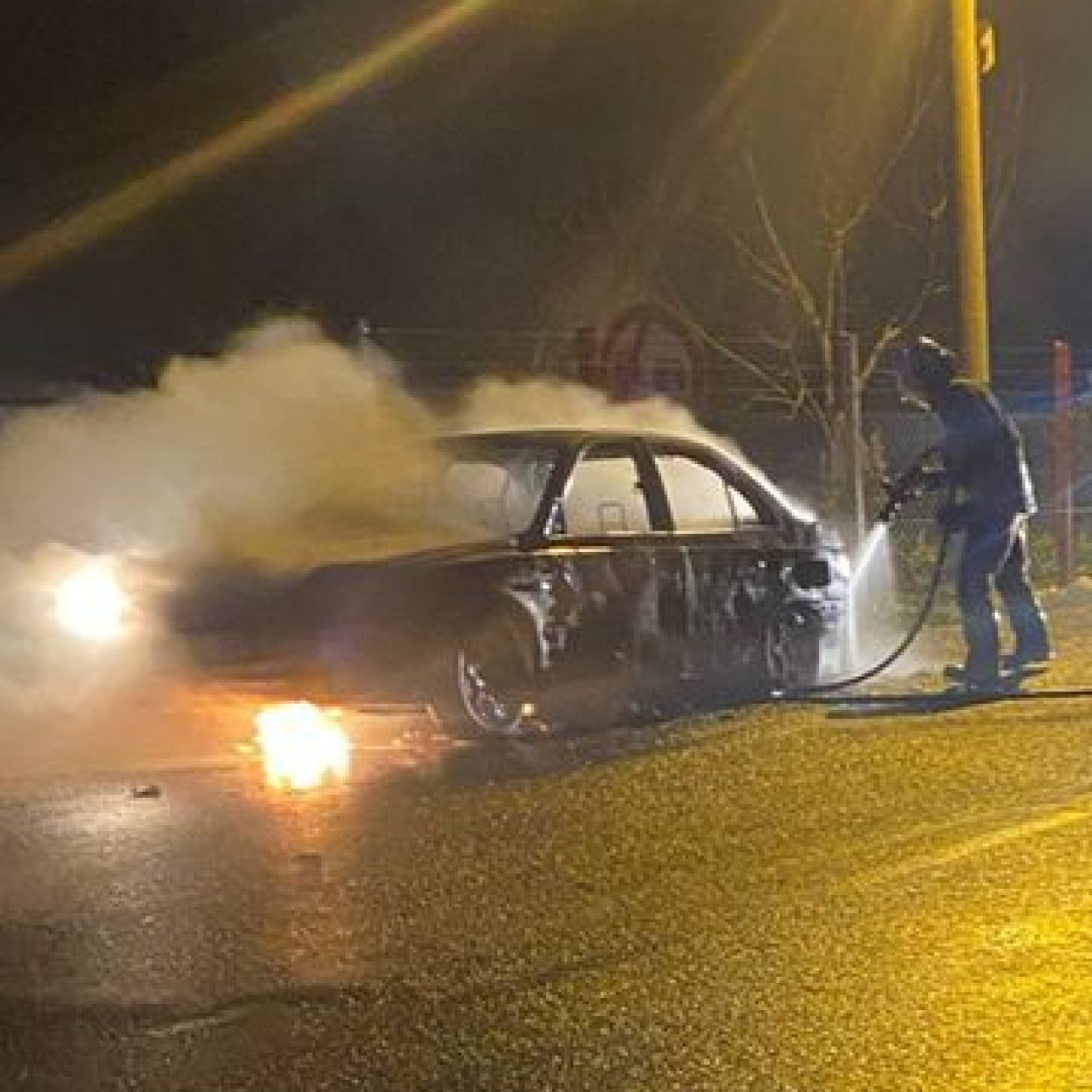 Seyir halindeki otomobil alev aldı