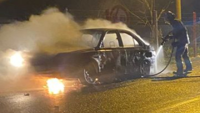 Seyir halindeki otomobil alev aldı