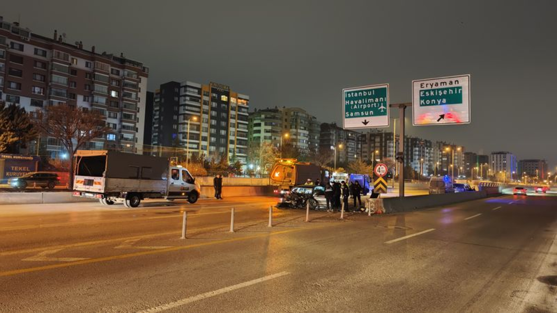 Ankara'da otomobil önce bariyere ardından da minibüse çarptı: 1 ölü, 2 yaralı | Son dakika haberleri