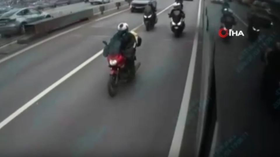 Metrobüs kalkan oldu