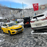Motokurye sürüklendi, 5 araca çarptı