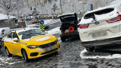 Motokurye sürüklendi, 5 araca çarptı