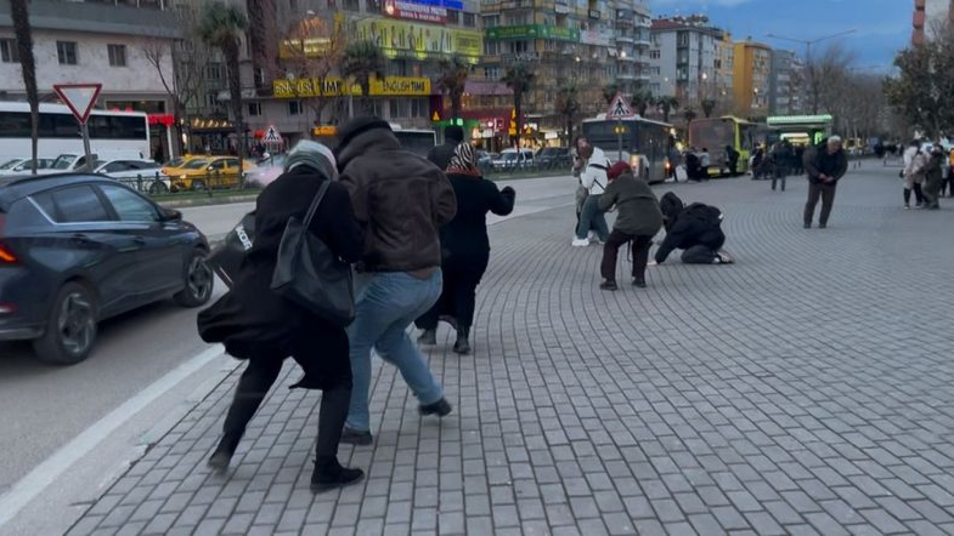 Son dakika: Bursa'da lodos kabusu! Uçmamak için yere yattılar | Son dakika haberleri