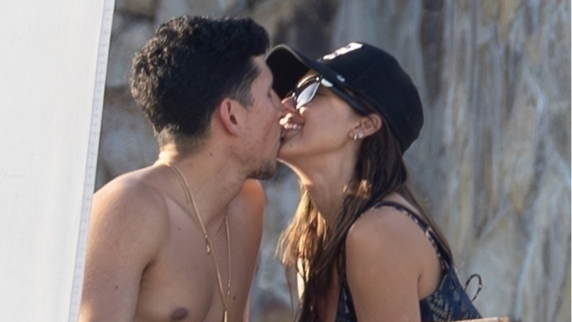 Jessica Alba sevgilisiyle öpüşürken görüntülendi