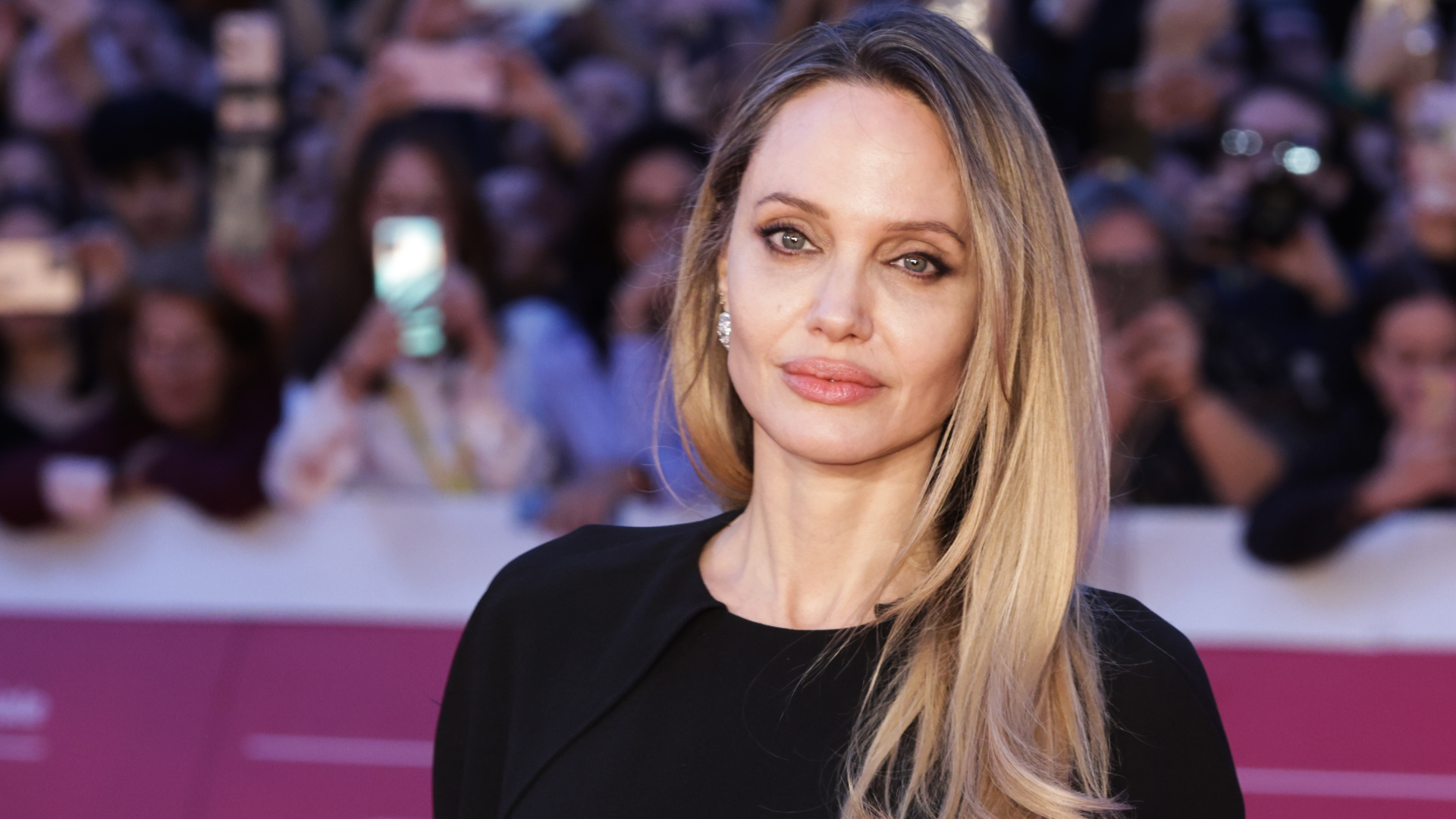 Angelina Jolie, ABD'den taşınıyor