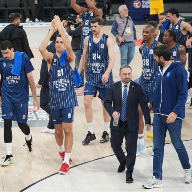 Anadolu Efes evinde kazandı!