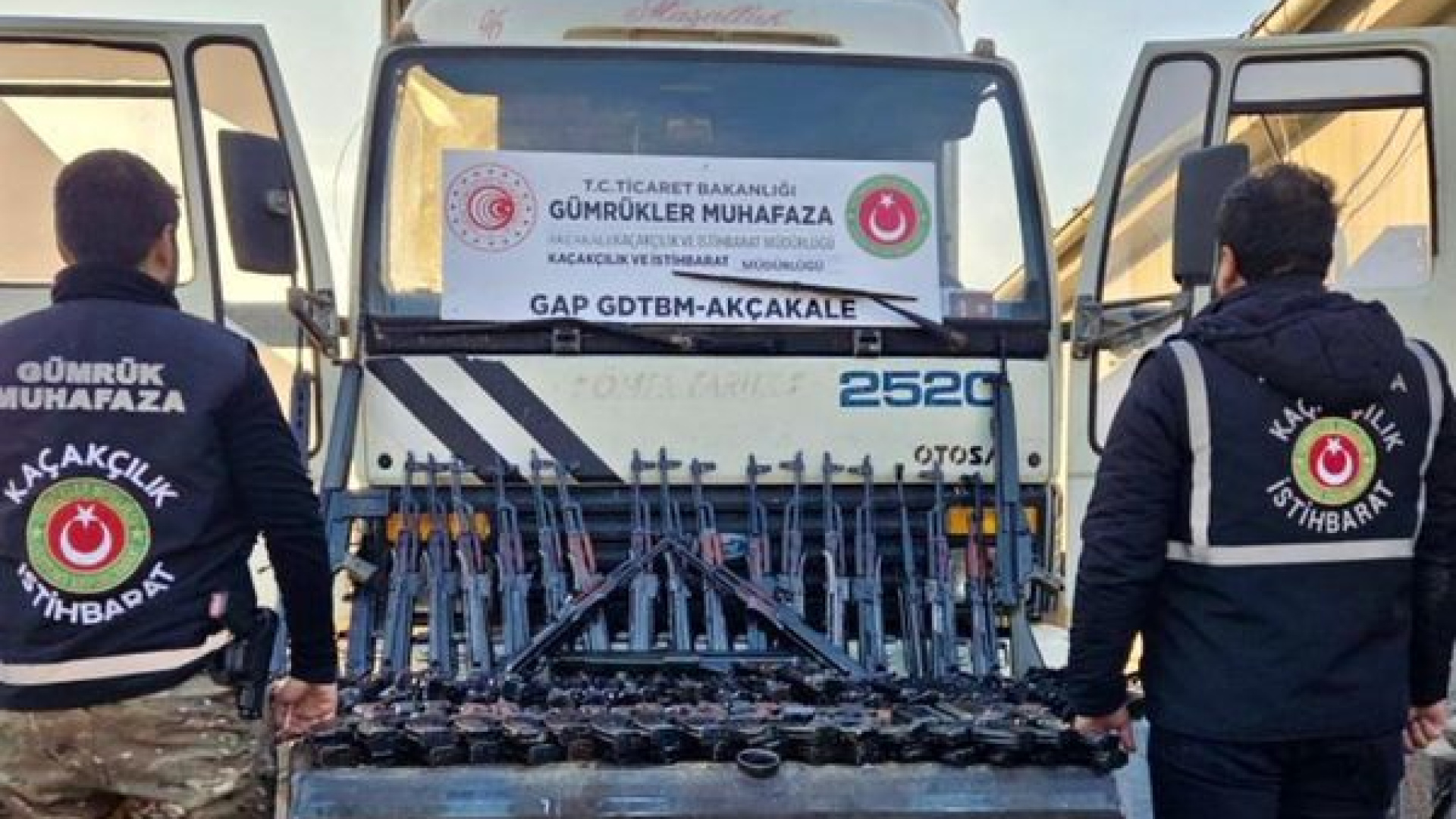 Şanlıurfa'da Suriye'den Gelen Kamyonda 51 Uzun Namlulu Silah Ele Geçirildi