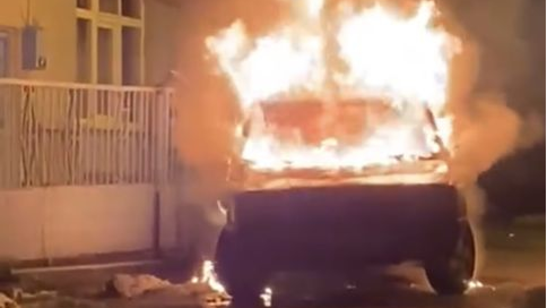 Park halindeki otomobil yandı