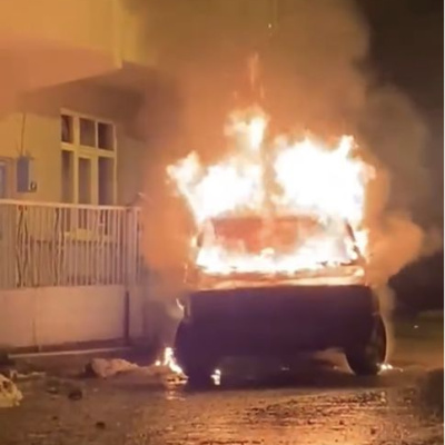 Park halindeki otomobil yandı