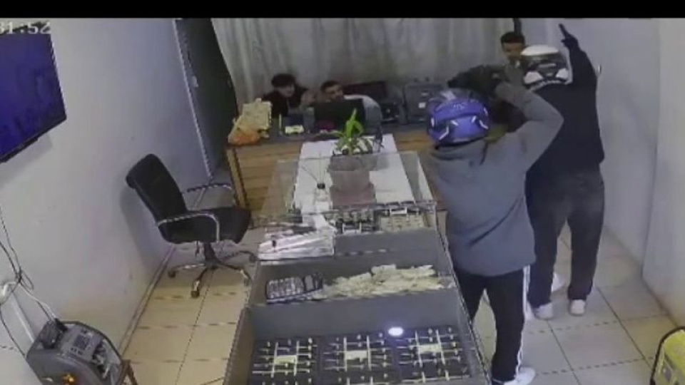 3 dakikada 3 kilo altınla kaçtılar