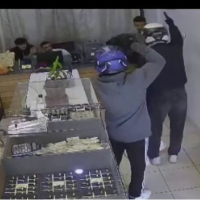 3 dakikada 3 kilo altınla kaçtılar