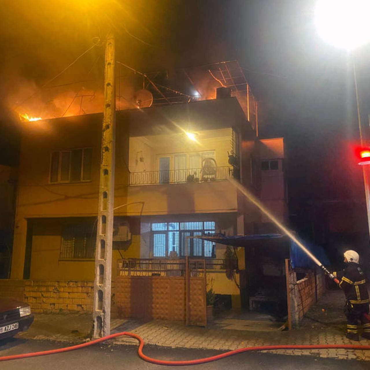 İki katlı evin terasında yangın