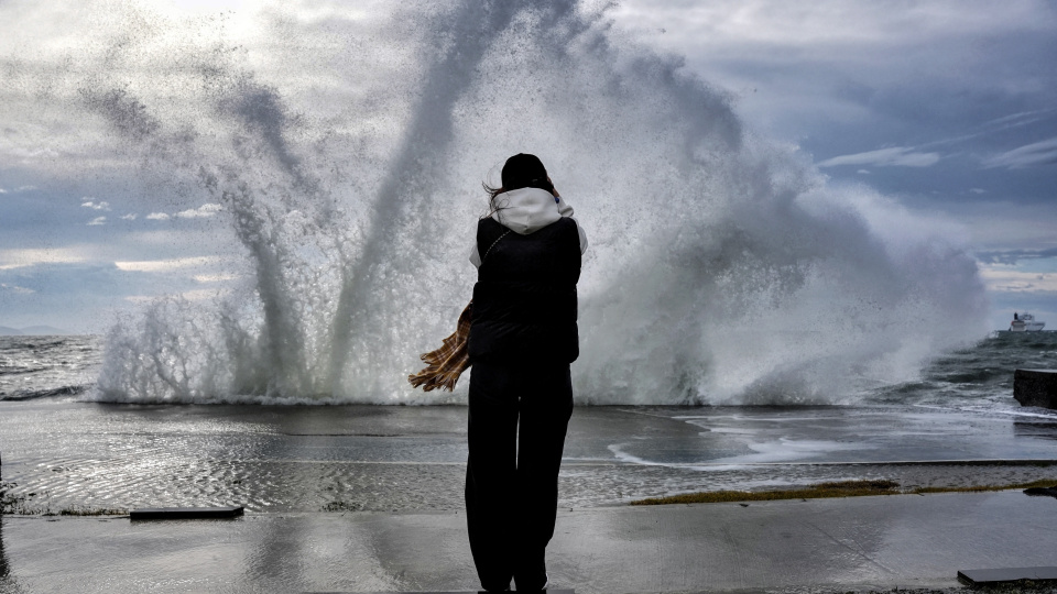 Kuvvetli lodos ve sağanak yağmur var! Doğuda buzlanma, don ve çığ tehlikesi