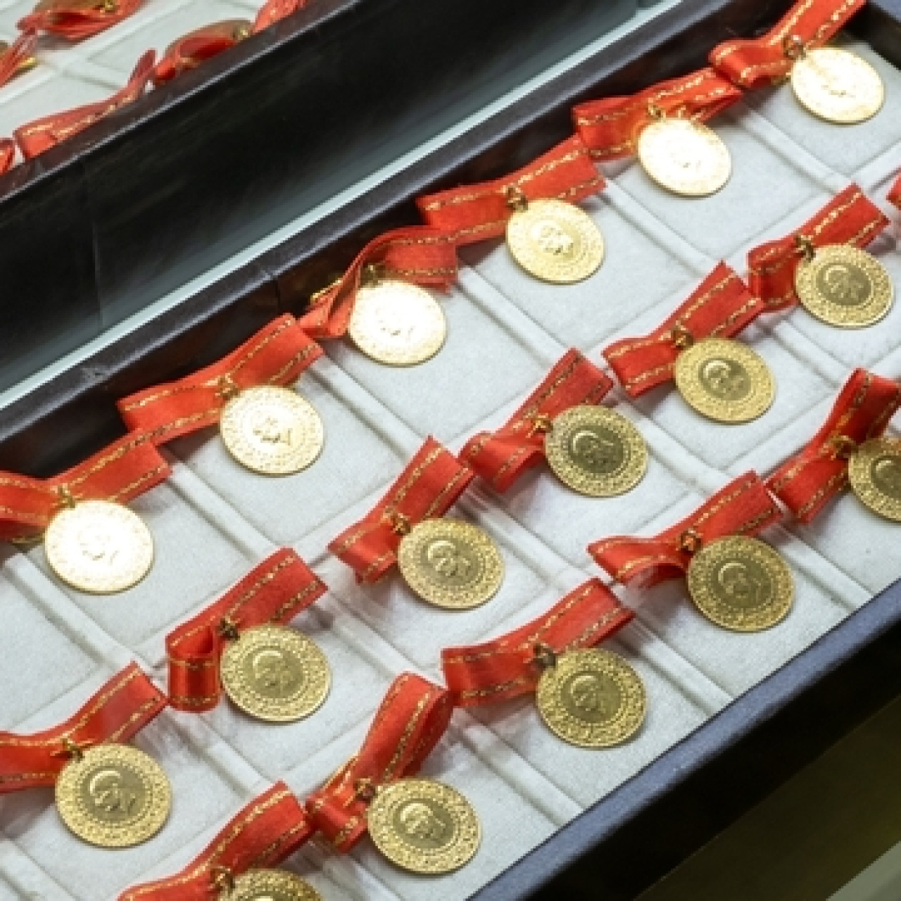 Altın güvenli liman talebiyle yükseldi