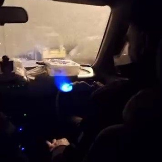 Araçta pürmüz ile ısınmaya çalıştılar