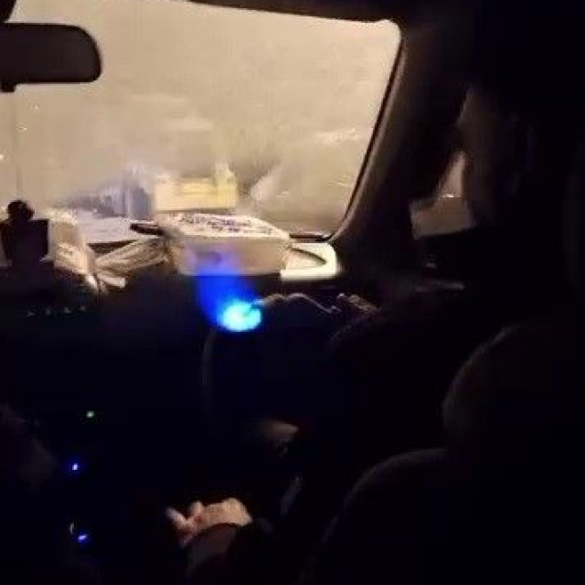 Araçta pürmüz ile ısınmaya çalıştılar