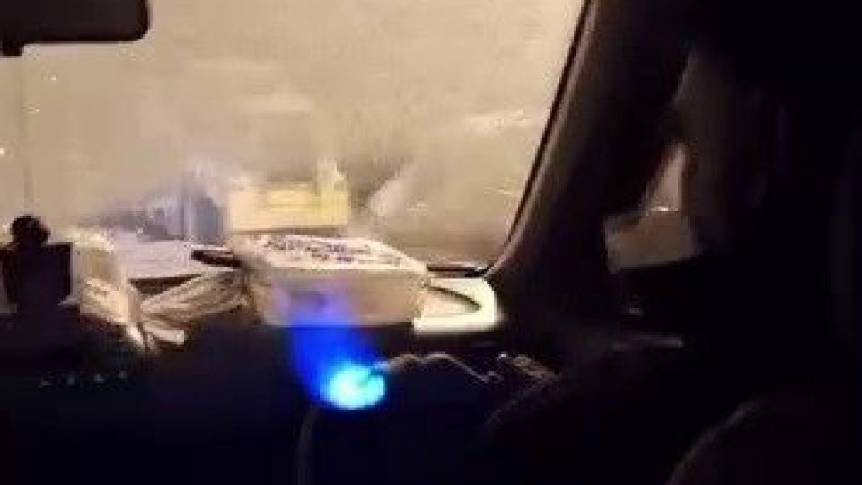 Araçta pürmüz ile ısınmaya çalıştılar