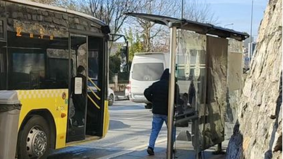 Bir aylık bebeği durağa bıraktılar... Anne ve anneanne için deport kararı!