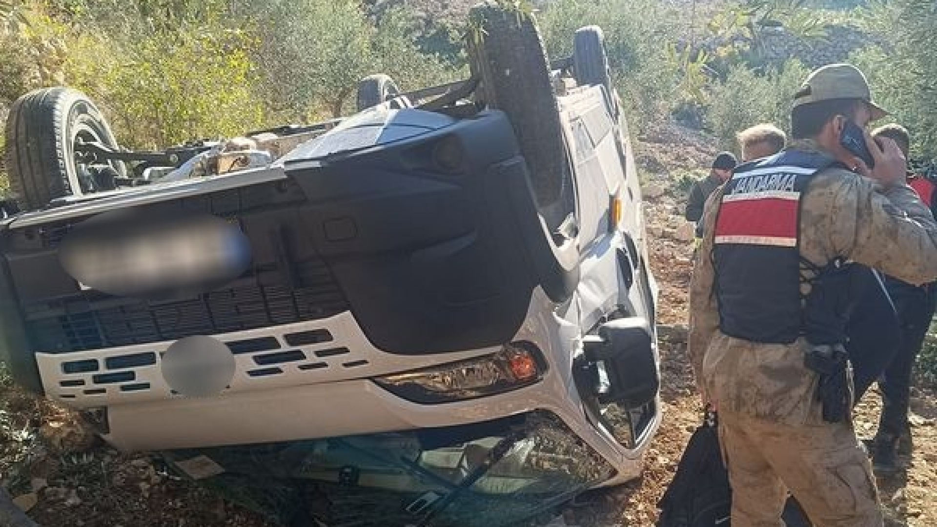 Son dakika: Kontrolden çıkan öğrenci servisi zeytinliğe uçtu: 5 yaralı | Son dakika haberleri