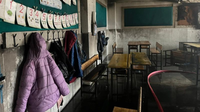 İlkokuldaki sınıfta yangın çıktı