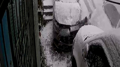 İki aracın arasında kalmaktan son anda kurtuldu