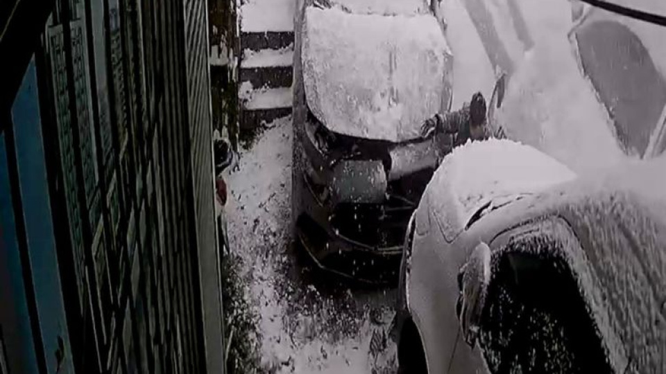 İki aracın arasında kalmaktan son anda kurtuldu