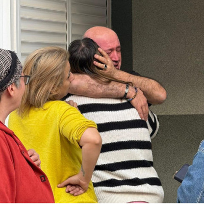 Evi yanan aile, sarılarak destek buldu