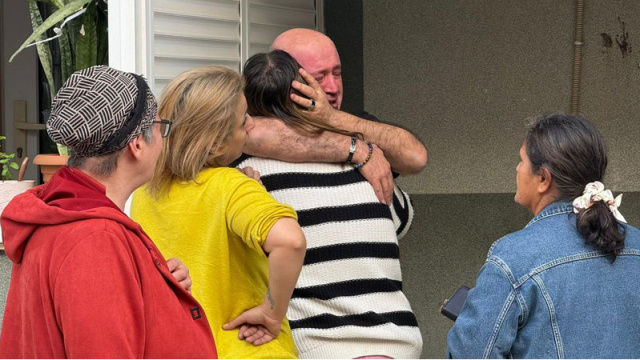 Evi yanan aile, sarılarak destek buldu