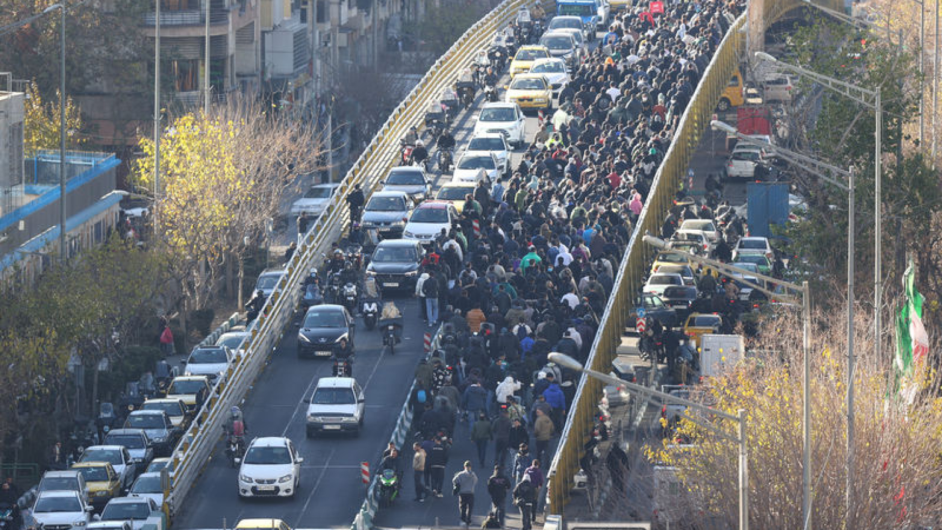 İran'da Gösterilere Sert Tepki: Devrim Muhafızları 'Müsamaha Yok' Dedi