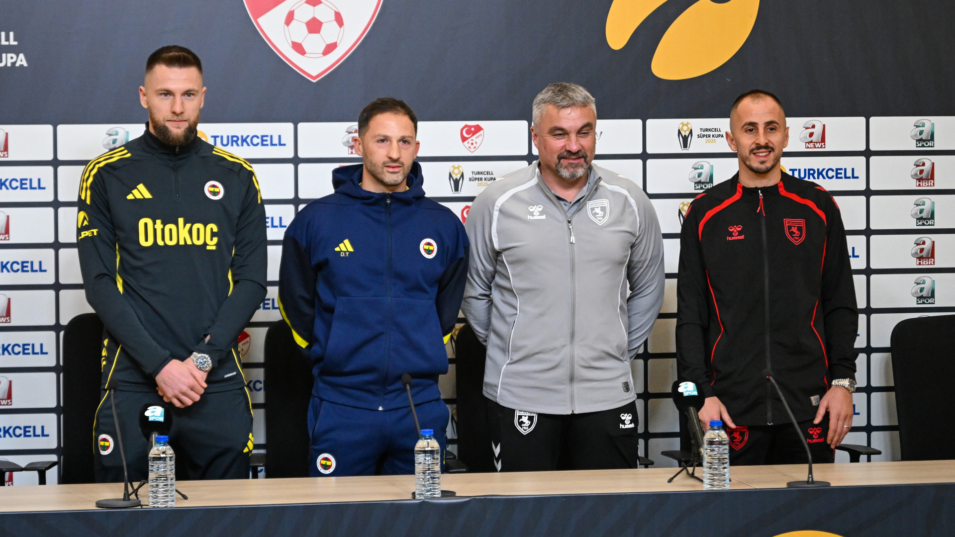 Süper Kupa'da Fenerbahçe-Samsunspor Öncesi Teknik Direktörlerden Açıklamalar