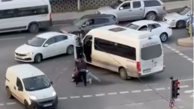 Kırmızı ışıkta yol verme kavgası