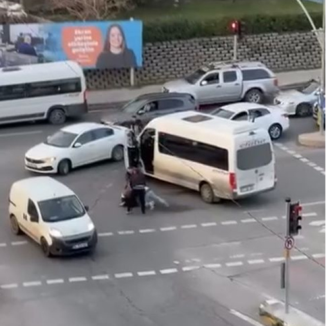 Kırmızı ışıkta yol verme kavgası