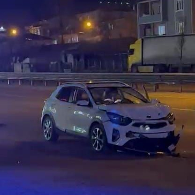 İnegöl'de iki otomobil çarpıştı: 3 yaralı