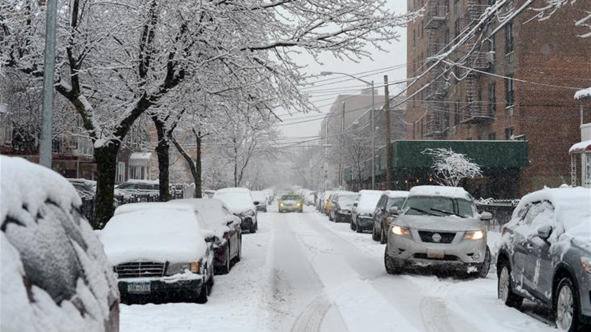Britanya'da yoğun kar, hayatı olumsuz etkiledi | Dış Haberler