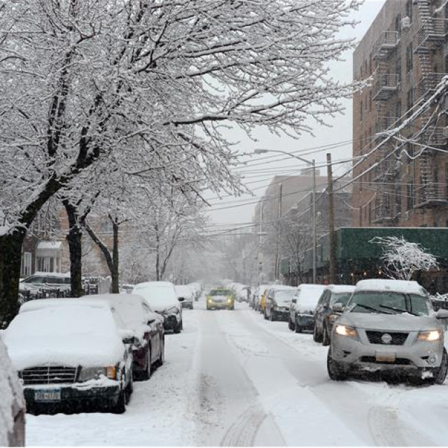 Britanya'da yoğun kar, hayatı olumsuz etkiledi