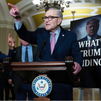 Demokrat senatörden Trump'a tepki: Felaketler katlanarak artabilir