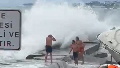 Dalgalar 3 yüzücüyü savurdu