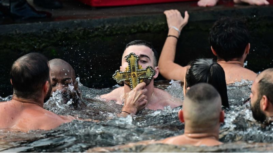 Haliç'te denizden haç çıkarma töreni