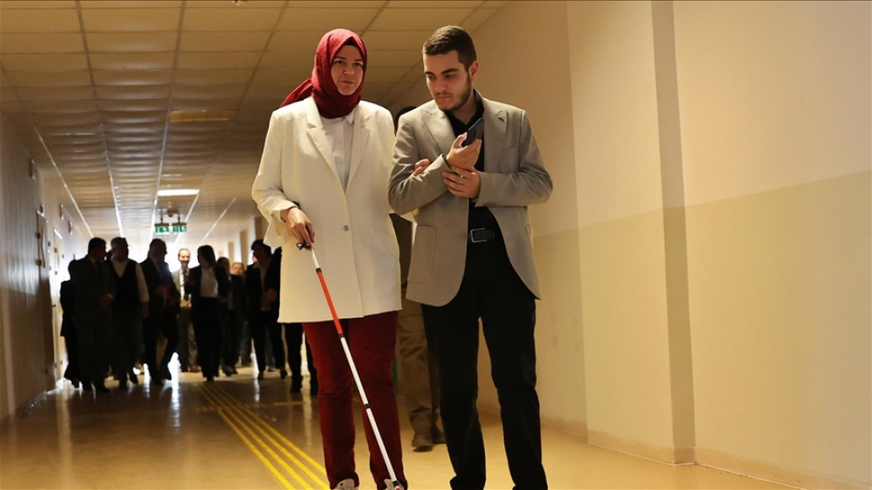 OMÜ'de görme engelliler için "Yapay Zeka Görme Engelli Asistanı" hizmete girdi