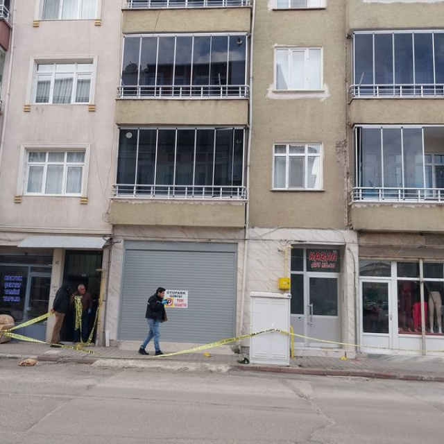 Darbedilen kişi, apartman girişinde ölü bulundu