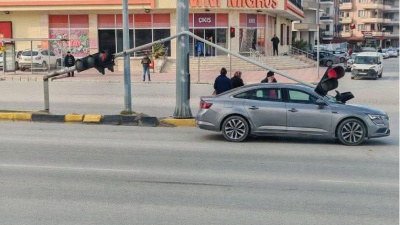 Otomobilin üstüne sinyalizasyon direği devrildi