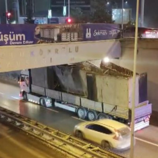Beton blok taşıyan TIR, alt geçitte sıkıştı