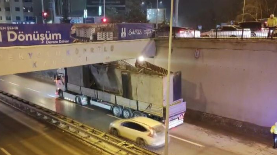 Beton blok taşıyan TIR, alt geçitte sıkıştı