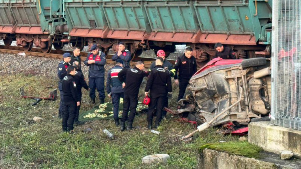 Hemzemin geçitte otomobile tren çarptı: 1 ölü