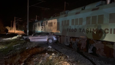 Yük treni otomobile çarptı: 4 yaralı