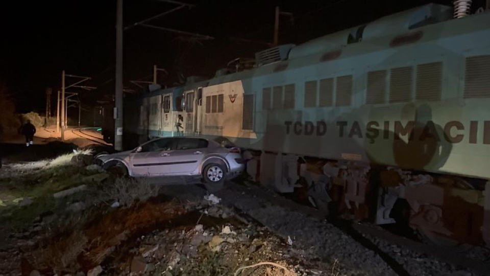 Yük treni otomobile çarptı: 4 yaralı