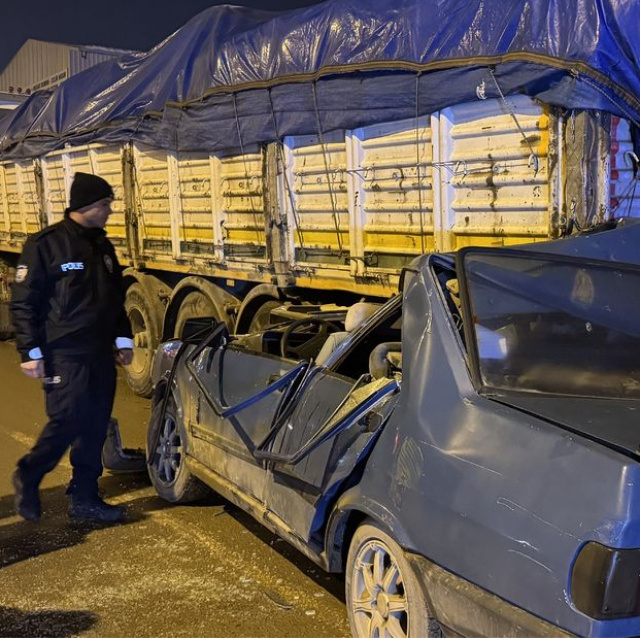Otomobil TIR'a arkadan çarptı: 3 yaralı
