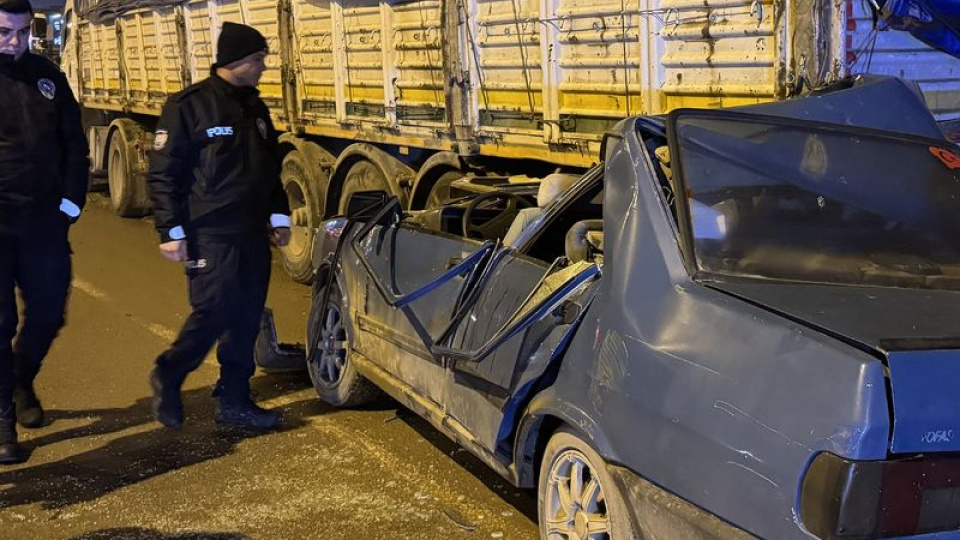 Otomobil TIR'a arkadan çarptı: 3 yaralı