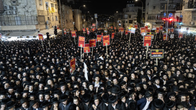 İsrail'de otobüs kalabalığa daldı